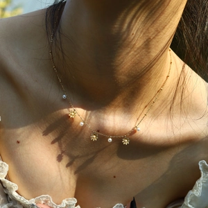 Collier en plaqué or 18 carats avec fleurs, perles et zircons feuilles pour femme