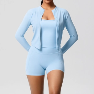 Ensemble de fitness 3 pièces bleu clair avec veste zippée, débardeur et short taille haute