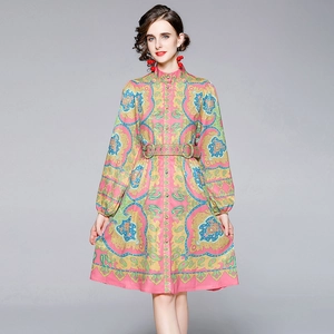 Abito a maniche lunghe con stampa paisley, collo alla coreana e cintura coordinata