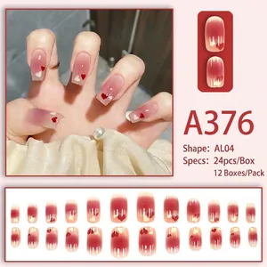Faux ongles dégradés rose et violet avec motifs de cœur de forme ovale carrée