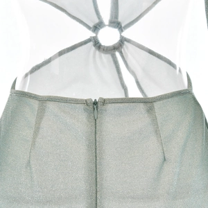 Dettaglio della schiena del vestito in maglia grigio argento con ritaglio e zip invisibile