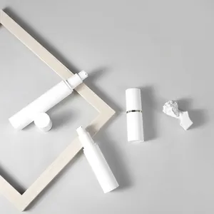 Flacons de lotion sous vide blanc mat minimalistes avec bordure dorée de tailles variées