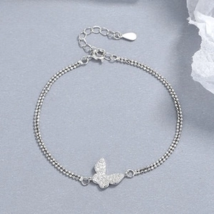 Dettaglio del bracciale doppio strato in argento 925 con farfalla e chiusura a molla
