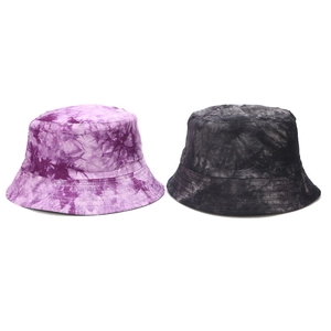 Dettaglio di cappelli bucket tie-dye reversibili in tela di cotone viola e grigio antracite
