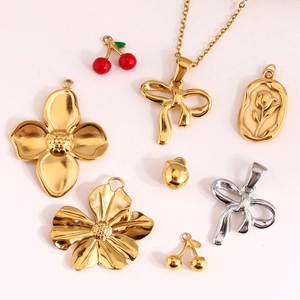 Auswahl an Edelstahl-Anhängern mit Gänseblümchen, Kirschen und Schleifen für DIY-Schmuck