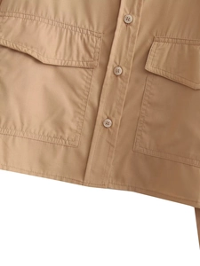 Détail de chemise courte kaki avec poches poitrine doubles et boutons assortis