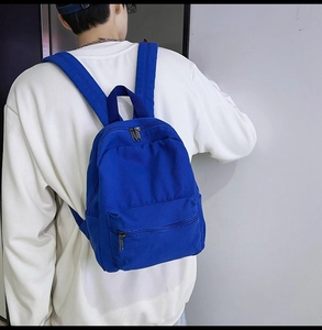 Detailansicht des königsblauen Canvas-Rucksacks mit Reißverschluss und Trageriemen