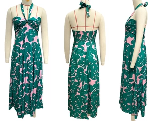 Vues détaillées de la robe longue à fleurs avec encolure licou et dos élastiqué