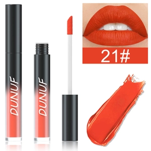 Vue détaillée du rouge à lèvres liquide mat teinte 21 rouge orangé vif texture velours