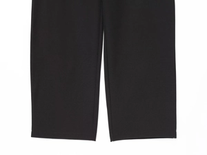 Gros plan détaillé de l'ourlet et des coutures d'un pantalon de costume noir