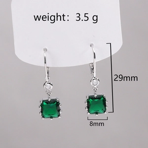 Détails montrant le poids 3.5g et dimensions des boucles d'oreilles zircon vert