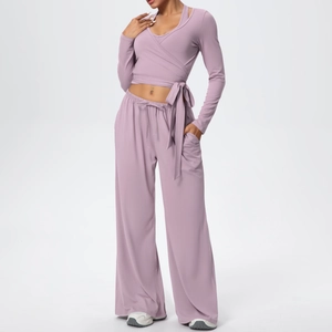 Ensemble de yoga 3 pièces avec haut croisé à manches longues et pantalon large taille haute