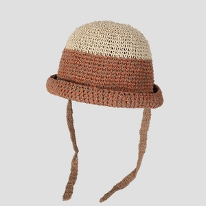 Detalle de sombrero de ganchillo hecho a mano con cintas en contraste y tejido fino