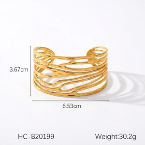 Vue détaillée d'un bracelet manchette ajouré irrégulier plaqué or 18 carats avec dimensions