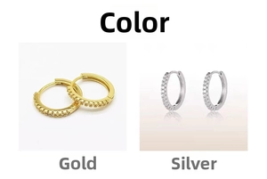 Détails des boucles d'oreilles huggies dorées et argentées serties de zircons cubiques