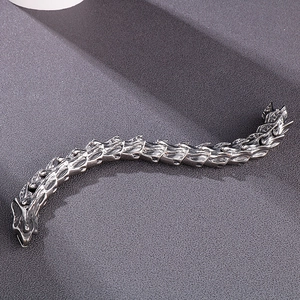 Détail du bracelet chaîne en écailles de dragon argentées avec texture métallique punk