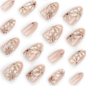 Kurze spitze Kunstnägel in Nude mit weißen Blumenmustern und Roségold-Perlenverzierung