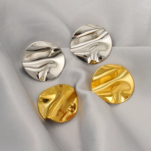 Boucles d'oreilles irrégulières en métal doré et argenté sur tissu de soie