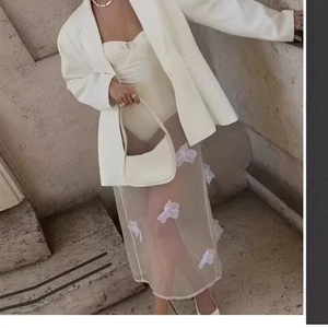 Jupe élégante en organza blanc cassé avec appliques florales 3D pour un look chic