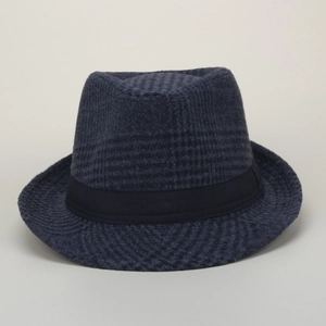 Dettaglio del cappello fedora retrò in lana a quadri con nastro in gros-grain nero