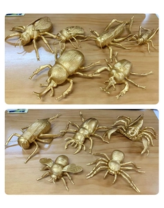 Ensemble détaillé de figurines d'insectes dorées avec scarabée, abeille et araignée