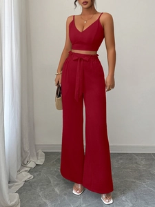 Dettaglio di un set rosso a due pezzi con top corto a canotta e pantaloni larghi annodati
