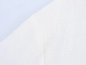 Détail de la couture droite sur une veste blazer blanche pour femme en lin et coton
