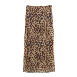 Jupe midi en maille à imprimé léopard pour femme avec taille haute sur fond blanc