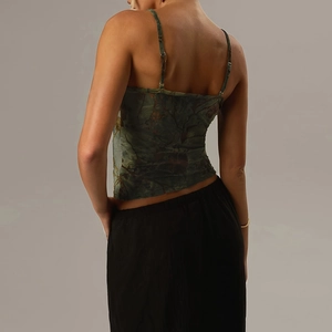 Eng anliegendes dunkelgrünes Jacquard-Camisole mit V-Ausschnitt und Blumenmuster