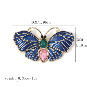 Détails des dimensions de la broche papillon en émail mesurant 5 cm de large et 3 cm de haut