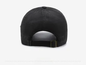 Dettaglio del cappellino da baseball in cotone lavato con fibbia in metallo regolabile