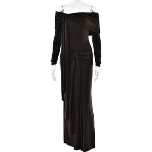 Détail d'une élégante robe de soirée marron foncé à épaules dénudées avec fronces et nœud