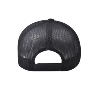 Vista posteriore del cappello trucker nero con pannello a rete traspirante e snapback regolabile