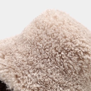 Cappello da pescatore minimalista beige in pile teddy da donna con consistenza morbida