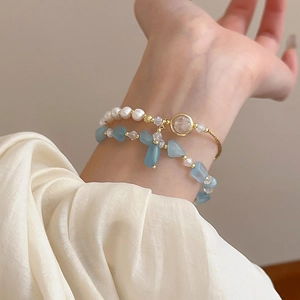 Dettaglio del bracciale a due strati con perle d'acqua dolce, vetro marino e cristalli