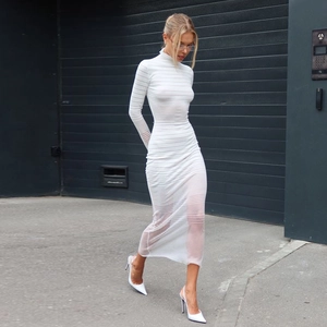 Elegantes weißes Strick-Maxikleid mit langen Ärmeln und transparenten Streifen