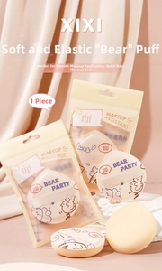 Détail d'une éponge de maquillage beige doux avec un motif de petit ours mignon gravé