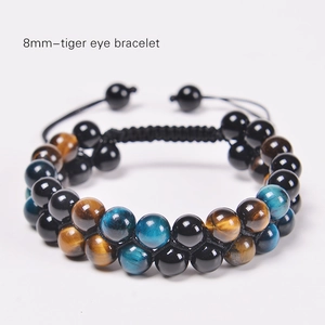 Detalle de cuentas ojo de tigre de 8mm y cordón negro ajustable en pulsera de doble capa
