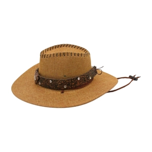Détail d'un chapeau de cowboy marron avec bandeau en cuir gaufré et strass brillants
