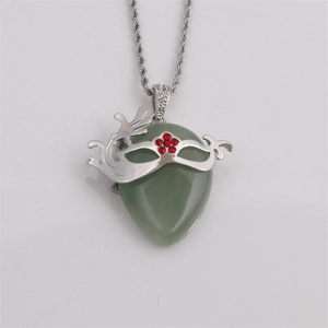 Collier chaîne torsadée argent avec pendentif masque en œil de tigre vert et accents rouges