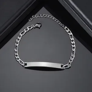 Detailansicht eines silbernen Figaro-Armbands aus Edelstahl mit gebogener Metallplatte