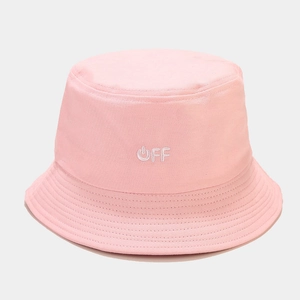 Dettaglio cappello bucket in cotone rosa con ricamo OFF bianco e cuciture decorative