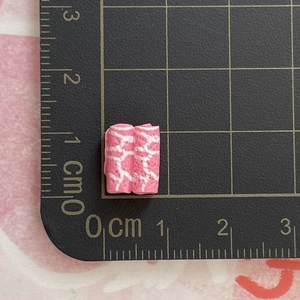 Miniatur-Wurstmodell für DIY-Handwerk mit Zentimeterskala zur Größenbestimmung der Perle