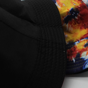 Wende-Anglerhut aus Twill-Stoff mit klassischem Schwarz und buntem Tie-Dye-Muster