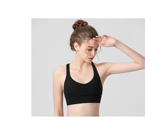 Gros plan du soutien-gorge de sport noir avec dos nageur et coupe de maintien gainante
