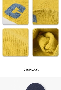 Vues détaillées du bonnet en tricot jaune avec broderie bouclée de la lettre C