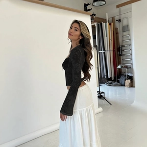 Détails de la dentelle noire et de l'imprimé floral floqué sur le crop top sexy ajusté