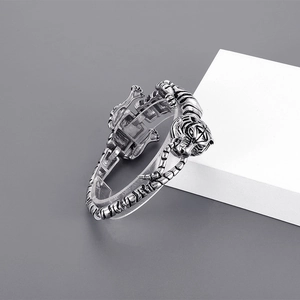 Dettaglio macro del bracciale a testa di leopardo argento con incisioni nere stile punk