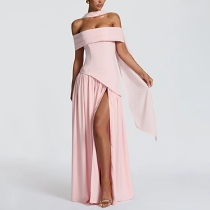 Robe longue rose élégante avec épaules dénudées, fente haute et châle assorti
