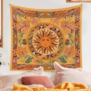 Détail d'une tapisserie soleil bohème avec signes du zodiaque et motifs paisley au mur
